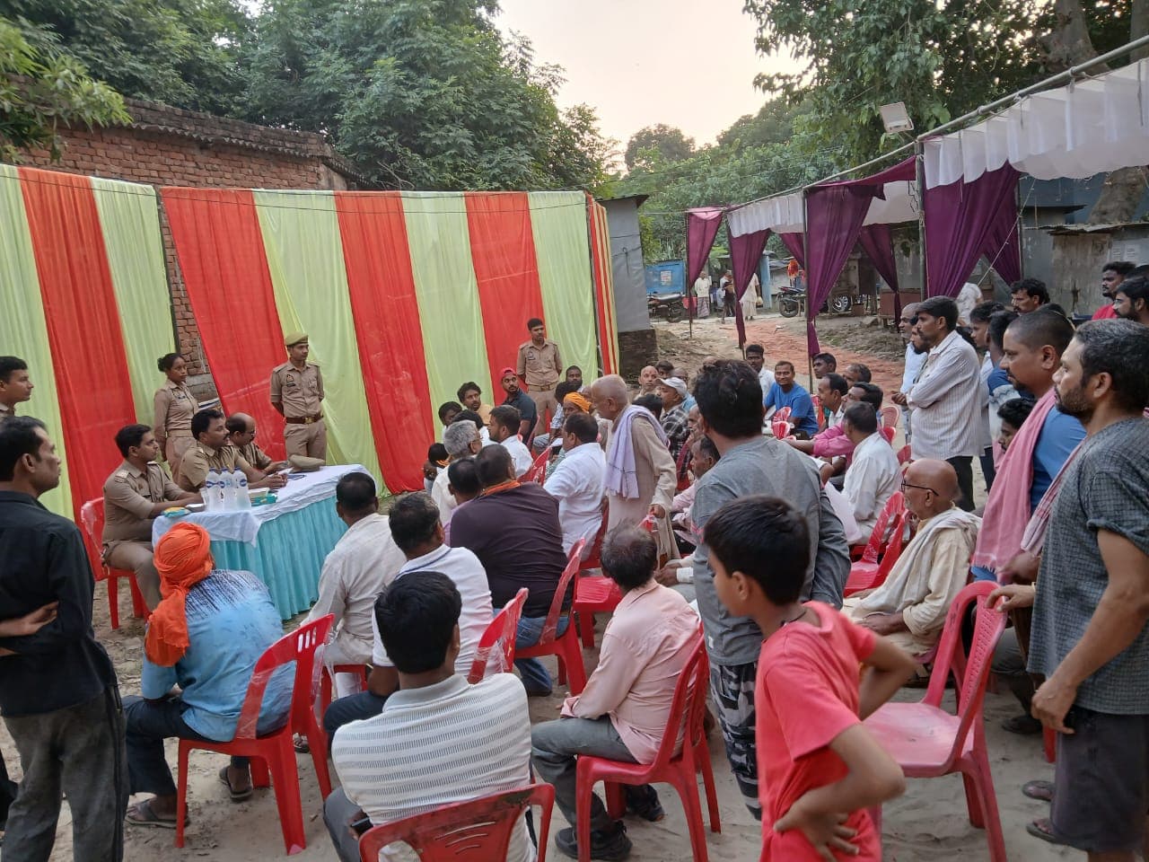 दुर्गा पूजा को लेकर रकहट चौराहे पर पीस कमेटी की बैठक