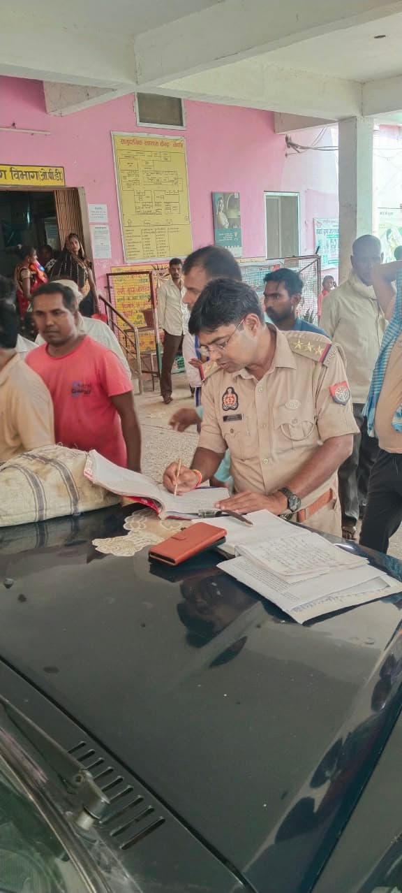 ब्रेकिंग: सोनभद्र में संदिग्ध परिस्थितियों में पेड़ से लटकता मिला युवक का शव
