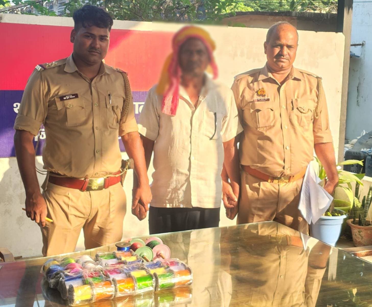 प्रतिबंधित चाइनीज मांझे की बिक्री पर पुलिस की कार्रवाई, दुकानदार गिरफ्तार देवीपुर