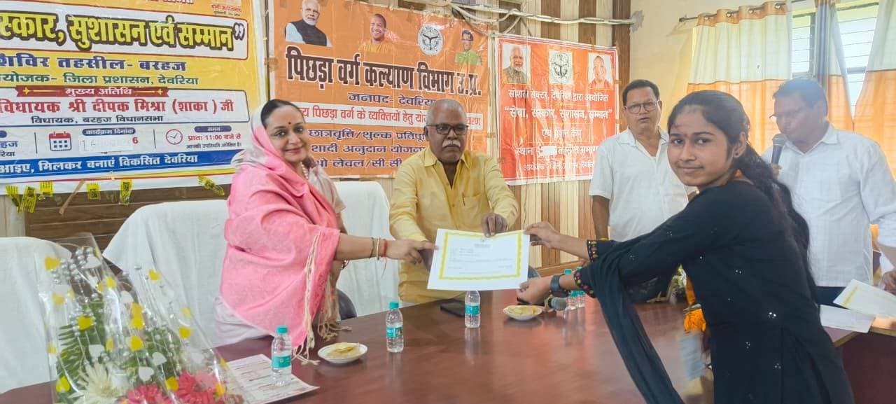 बरहज में पेंशन योजनाओं का लगा शिविर,पात्र लाभार्थियों को योजनाओं से जोड़ने की पहल।