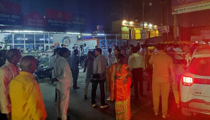 *गोरखपुर में दुर्गा प्रतिमा विसर्जन के दौरान बड़ा हादसा* *हाईटेंशन तार की